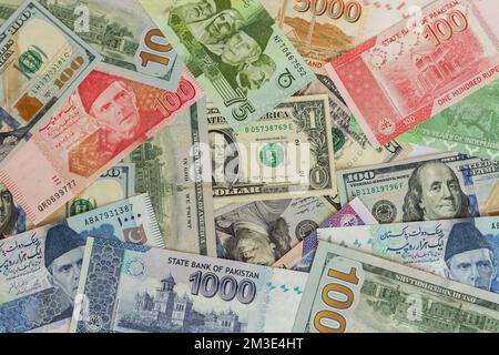 La banque pakistanaise enregistre une clôture de billets en dollars américains Banque D'Images