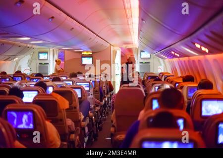 DUBAÏ - 26 SEPTEMBRE 2013 : intérieur du Boeing 777 des Émirats sur 26 septembre 2013 à Dubaï, Émirats arabes Unis. Emirates est la plus grande compagnie aérienne du Moyen-Orient Banque D'Images