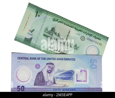 Nouveaux billets de banque en polymère de dirham 50 et 10 des Émirats arabes Unis isolés sur fond blanc Banque D'Images