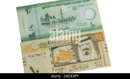 Eau et KSA nouveaux billets de banque de 10 dirham et riyal isolés sur fond blanc Banque D'Images