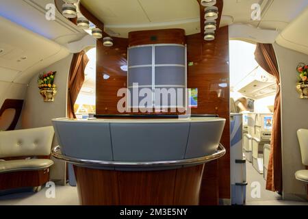 HONG KONG, CHINE - MAI 16 : intérieur de classe affaires des avions Airbus A380 Emirates sur 16 mai 2014. Emirates est la plus grande compagnie aérienne du Moyen-Orient Banque D'Images