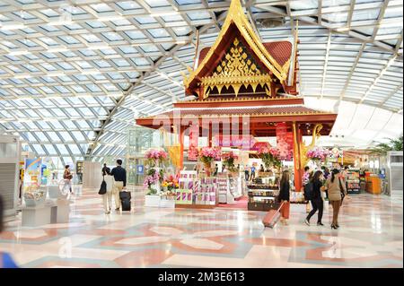 BANGKOK - 27 octobre : aéroport de Bangkok sur 27 octobre 2011 à bangkok, Thaïlande. L'aéroport de Suvarnabhumi est l'un des deux aéroports internationaux desservant Banque D'Images