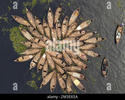 Dhaka, Bangladesh. 15th décembre 2022. Une flotte de bateaux en bois se déferle autour de leurs amarres dans le fleuve Buriganga à Dhaka, au Bangladesh. La rivière est largement utilisée pour transporter des marchandises, des produits et des personnes. On estime que 50 000 000 navetteurs traversent le Buriganga depuis Keraniganj pour travailler à Dhaka, et beaucoup prennent des bateaux. Des centaines de petits bateaux, appelés 'Dinghy Noukas', sont amarrés dans le port fluvial de Dhaka, la capitale du Bangladesh. En eux, les ferrymen transportent des travailleurs, des marchandises et des touristes à travers le fleuve Buriganga chaque jour. Credit: Joy Saha/Alamy Live News Banque D'Images