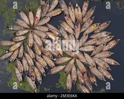 Dhaka, Bangladesh. 15th décembre 2022. Une flotte de bateaux en bois se déferle autour de leurs amarres dans le fleuve Buriganga à Dhaka, au Bangladesh. La rivière est largement utilisée pour transporter des marchandises, des produits et des personnes. On estime que 50 000 000 navetteurs traversent le Buriganga depuis Keraniganj pour travailler à Dhaka, et beaucoup prennent des bateaux. Des centaines de petits bateaux, appelés 'Dinghy Noukas', sont amarrés dans le port fluvial de Dhaka, la capitale du Bangladesh. En eux, les ferrymen transportent des travailleurs, des marchandises et des touristes à travers le fleuve Buriganga chaque jour. Credit: Joy Saha/Alamy Live News Banque D'Images