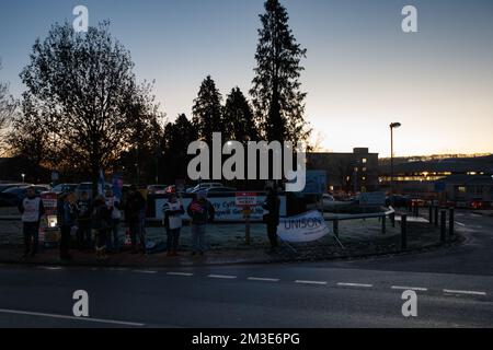 Carmarthen, Royaume-Uni. 15th décembre 2022. Les infirmières sur une ligne de piquetage à l'hôpital général de Glangwili, Carmarthen comme infirmières au pays de Galles, en Irlande du Nord et en Angleterre prennent des mesures industrielles dans un différend sur la rémunération. Crédit : Gruffydd Thomas/Alay Live News Banque D'Images