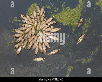 Dhaka, Bangladesh. 15th décembre 2022. Une flotte de bateaux en bois se déferle autour de leurs amarres dans le fleuve Buriganga à Dhaka, au Bangladesh. La rivière est largement utilisée pour transporter des marchandises, des produits et des personnes. On estime que 50 000 000 navetteurs traversent le Buriganga depuis Keraniganj pour travailler à Dhaka, et beaucoup prennent des bateaux. Des centaines de petits bateaux, appelés 'Dinghy Noukas', sont amarrés dans le port fluvial de Dhaka, la capitale du Bangladesh. En eux, les ferrymen transportent des travailleurs, des marchandises et des touristes à travers le fleuve Buriganga chaque jour. Credit: Joy Saha/Alamy Live News Banque D'Images