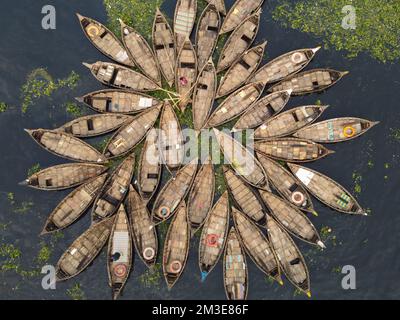 Dhaka, Bangladesh. 15th décembre 2022. Une flotte de bateaux en bois se déferle autour de leurs amarres dans le fleuve Buriganga à Dhaka, au Bangladesh. La rivière est largement utilisée pour transporter des marchandises, des produits et des personnes. On estime que 50 000 000 navetteurs traversent le Buriganga depuis Keraniganj pour travailler à Dhaka, et beaucoup prennent des bateaux. Des centaines de petits bateaux, appelés 'Dinghy Noukas', sont amarrés dans le port fluvial de Dhaka, la capitale du Bangladesh. En eux, les ferrymen transportent des travailleurs, des marchandises et des touristes à travers le fleuve Buriganga chaque jour. Credit: Joy Saha/Alamy Live News Banque D'Images