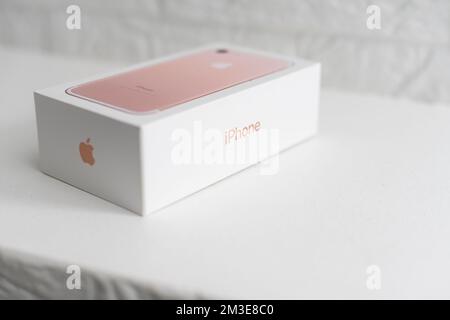 Kiev, Ukraine - 10 décembre 2022: IPhone 7 nouveau dans la boîte originale isolée sur fond blanc. Tir de boxe Banque D'Images