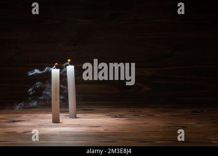 deux bougies éteintes sur fond de bois dans intérieur minimaliste salle avec espace de copie, concept Banque D'Images
