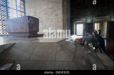 Le ministre des Affaires étrangères Hadja Lahbib a été photographié lors d'une cérémonie de pose de couronnes lors d'une visite au mausolée Ataturk, le deuxième jour d'une visite de travail du ministre belge des Affaires étrangères en Turquie, à Ankara, Turquie, le jeudi 15 décembre 2022. BELGA PHOTO VIRGINIE LEFOUR Banque D'Images