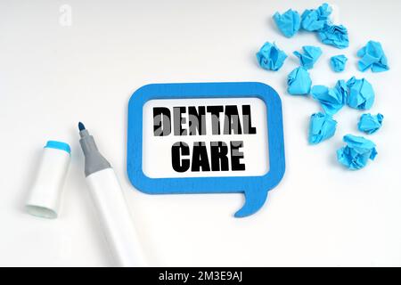 Médecine et santé. Sur une surface blanche sont le papier bleu froissé, un marqueur et un signe à l'intérieur qui est écrit - SOINS DENTAIRES Banque D'Images