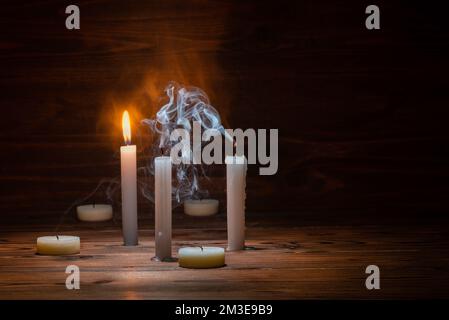 bougies allumées et éteintes avec de la fumée sur fond de bois dans intérieur minimaliste salle avec espace de copie, concept Banque D'Images