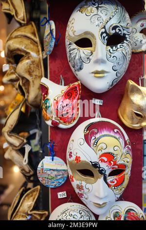 VENISE - SEPTEMBRE 14: magasin de masques de carnaval de rue sur 14 septembre 2014 à Venise, Italie. Le Carnaval de Venise est un festival annuel qui se tient à Venise Banque D'Images