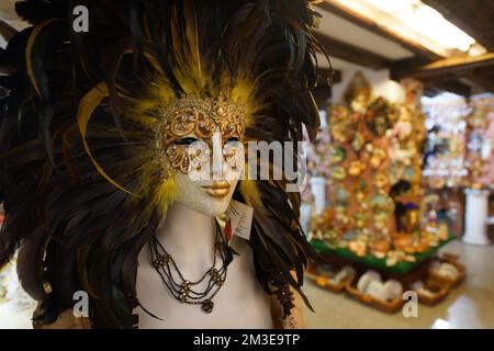 VENISE - SEPTEMBRE 14: magasin de masques de carnaval de rue sur 14 septembre 2014 à Venise, Italie. Le Carnaval de Venise est un festival annuel qui se tient à Venise Banque D'Images