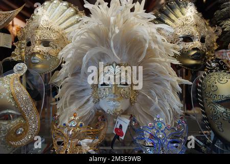 VENISE - SEPTEMBRE 14: magasin de masques de carnaval de rue sur 14 septembre 2014 à Venise, Italie. Le Carnaval de Venise est un festival annuel qui se tient à Venise Banque D'Images