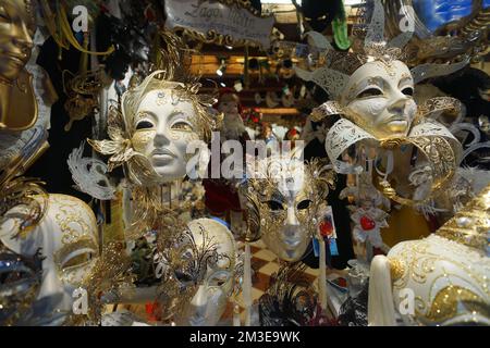 VENISE - SEPTEMBRE 14: magasin de masques de carnaval de rue sur 14 septembre 2014 à Venise, Italie. Le Carnaval de Venise est un festival annuel qui se tient à Venise Banque D'Images