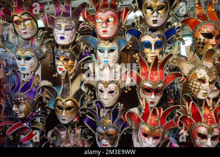 VENISE - SEPTEMBRE 14: magasin de masques de carnaval de rue sur 14 septembre 2014 à Venise, Italie. Le Carnaval de Venise est un festival annuel qui se tient à Venise Banque D'Images