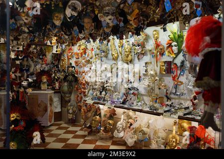 VENISE - SEPTEMBRE 14: magasin de masques de carnaval de rue sur 14 septembre 2014 à Venise, Italie. Le Carnaval de Venise est un festival annuel qui se tient à Venise Banque D'Images