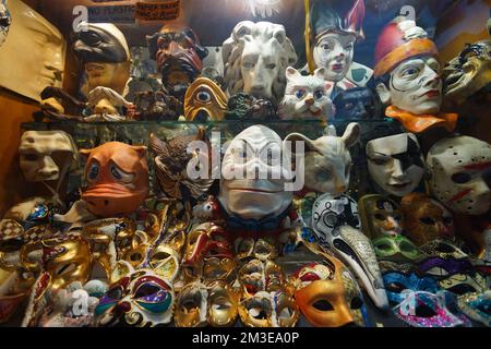 VENISE - SEPTEMBRE 14: magasin de masques de carnaval de rue sur 14 septembre 2014 à Venise, Italie. Le Carnaval de Venise est un festival annuel qui se tient à Venise Banque D'Images