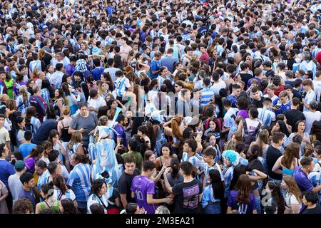 Buenos Aires, Argentine - 14 décembre 2022 : les heureux fans de football argentins célèbrent la victoire d'un match de football à la coupe du monde de la FIFA 2022 au Qatar. Photo de haute qualité Banque D'Images