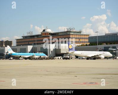 GENÈVE - SEP 16 : avions à réaction amarrés à 16 septembre 2014 à Genève, Suisse. L'aéroport international de Genève est l'aéroport international de Genev Banque D'Images