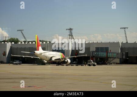 GENÈVE - SEP 16 : avions à réaction amarrés à 16 septembre 2014 à Genève, Suisse. L'aéroport international de Genève est l'aéroport international de Genev Banque D'Images