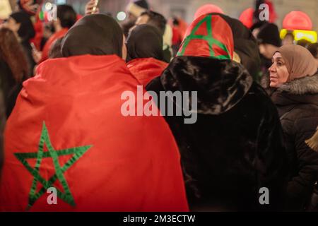 Les fans marocains de football ainsi que les arabes, et les fans africains célèbrent le succès continu de l'équipe marocaine de football au Qatar 2022. Banque D'Images