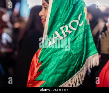 Un fan de football Maroc célèbre le succès continu de l'équipe de football marocaine au Qatar 2022. Banque D'Images