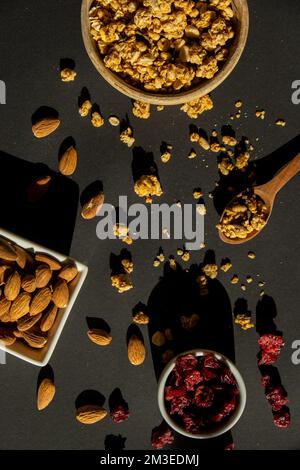 Granola maison aux noix et aux graines. En-cas santé au petit déjeuner. Granola, muesli maison à base de flocons d'avoine, raisins secs, miel, canneberges, lin, amande, macadamia, noix de cajou, fraîchement cuite Banque D'Images