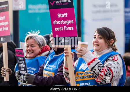 Leeds, Royaume-Uni. 15th décembre 2022. Des infirmières et d'autres membres du personnel médical se trouvent sur une ligne de piquetage à l'infirmerie générale de Leeds, dans le West Yorkshire, et prennent des mesures de grève industrielle par rapport à la rémunération. Crédit : Bradley Taylor / Alamy News Banque D'Images