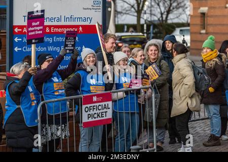 Leeds, Royaume-Uni. 15th décembre 2022. Des infirmières et d'autres membres du personnel médical se trouvent sur une ligne de piquetage à l'infirmerie générale de Leeds, dans le West Yorkshire, et prennent des mesures de grève industrielle par rapport à la rémunération. Crédit : Bradley Taylor / Alamy News Banque D'Images