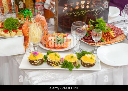 Table de mariage de fête servie. Des en-cas froids et des spécialités sont préparés sur la table des fêtes Banque D'Images