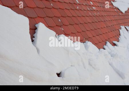 Avalanche de toit - la neige glisse hors du toit Banque D'Images