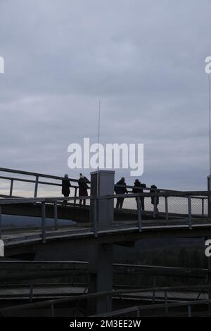 Chemin de la Saarschleife au-dessus d'un long chemin en bois avec les visiteurs Banque D'Images