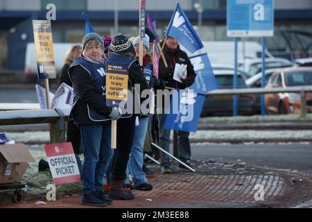 Carmarthen, Royaume-Uni. 15th décembre 2022. Les infirmières sur une ligne de piquetage à l'hôpital général de Glangwili, Carmarthen comme infirmières au pays de Galles, en Irlande du Nord et en Angleterre prennent des mesures industrielles dans un différend sur la rémunération. Crédit : Gruffydd Thomas/Alay Live News Banque D'Images