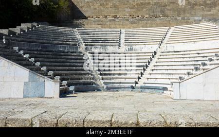 Odeon, un théâtre grec classique en plein air. Vieux théâtre avec des sièges et des escaliers en marbre. L'Acropole de Rhodes. Monte Smith Hill, île de Rhodes, Grèce Banque D'Images