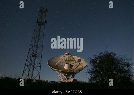 Knockin, Shropshire - 14 décembre 2022 - Un météore filme devant le radiotélescope Knockin dans le Shropshire pendant le pic de la douche de météore des Geminidés de mercredi soir à jeudi matin. Geminids est l'une des douches les plus actives avec jusqu'à 120 par heure. Le radiotélescope Knockin, près d'Oswestry, fait partie d'un réseau géré par l'Observatoire de Jodrell Bank de renommée internationale à Cheshire. Crédit : Scott cm/Alay Live News Banque D'Images