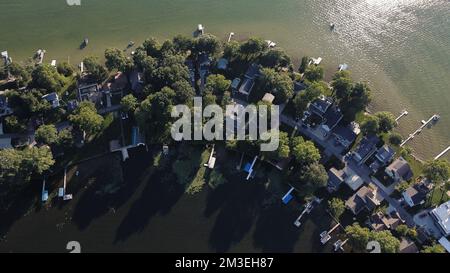 Une vue de chalets confortables le long de la rive du lac de Gun vu de l'air, Michigan, États-Unis Banque D'Images