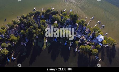 Vue aérienne des cottages confortables le long de la rive du lac Gun, Michigan, États-Unis Banque D'Images