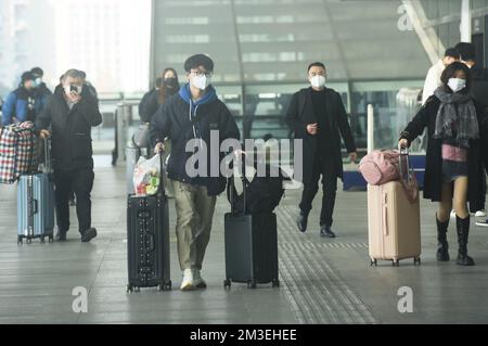 HANGZHOU, CHINE - 15 DÉCEMBRE 2022 - Un grand nombre de passagers portant un masque attendent dans le hall d'attente de la gare de Hangzhou East à Hangzhou Banque D'Images