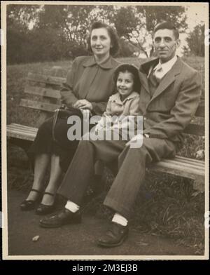 Homme, femme et enfant sur banc , filles. Collection Leon Abdalian Banque D'Images