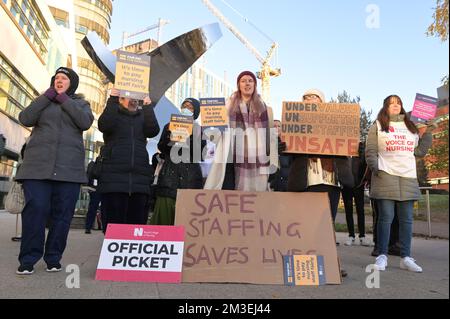 Hôpital Queen Elizabeth Birmingham, 15th décembre 2022. Les infirmières du NHS veulent un salaire équitable à l'extérieur de l'hôpital Queen Elizabeth de Birmingham malgré des températures amèrement froides. Ils sont en grève d'affilée sur les salaires, ce qui entraîne une perturbation des services au sein des services de santé. Les nominations et les opérations du NHS ont été annulées en raison de la grève, le service de santé ayant assuré un service de type vacances bancaire dans de nombreux domaines. La MRC a demandé une augmentation de salaire de 5 % au-dessus de l'inflation, bien qu'elle ait indiqué qu'elle accepterait une offre plus faible. Lorsqu'il a soumis le chiffre de 5 % à l'examen indépendant de la rémunération bo Banque D'Images