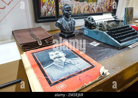 Objets de l'ère soviétique sur un bureau, y compris un magazine avec Staline sur la couverture, un buste de Lénine et une machine à écrire. Au Musée Gorodskoy Muzey, à Temi Banque D'Images