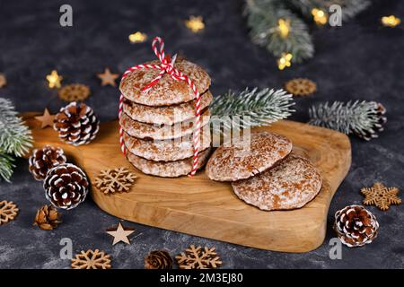 Des piles de biscuits de Noël traditionnels allemands ronds glacés de pain d'épice appelés « Lebkuchen » Banque D'Images