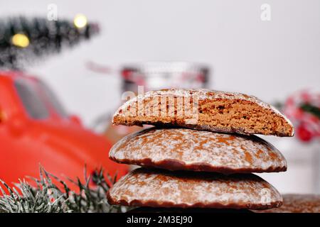 Intérieur du traditionnel biscuit de Noël en pain d'épice rond glacé allemand appelé « Lebkuchen » Banque D'Images