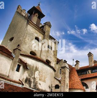 Le château de Bran, connu sous le nom de château de Dracula, est la forteresse la plus célèbre et visitée de Transylvanie (Roumanie) et est situé à Bran, près de la ville de Bra Banque D'Images