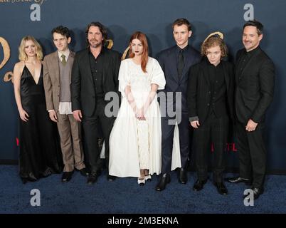 Los Angeles, États-Unis. 14th décembre 2022. (G-D) THE PÂLE BLUE EYE Cast & Crew - Hadley Robinson, Harry Melling, Christian Bale, Lucy Boynton, Harry Lawtey, Fred Hechinger et le directeur Scott Cooper à LA première DE l'ŒIL BLEU PÂLE de Los Angeles qui s'est tenue au DGA Theatre de Los Angeles, CA, mercredi, ?14 décembre 2022. (Photo par Sthanlee B. Mirador/Sipa USA) crédit: SIPA USA/Alay Live News Banque D'Images