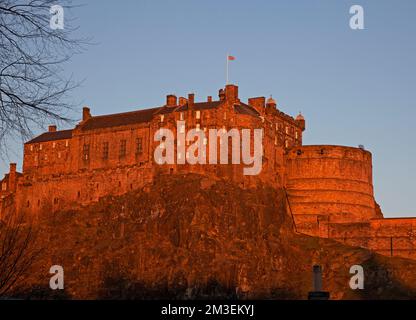 West Edinburgh, Écosse, Royaume-Uni.15th décembre 2022. Château d'Édimbourg illuminé par la lumière de l'aube au lever du soleil. Température aujourd'hui -2 degrés centigrades avec la neige prévu dans les premières heures de demain. Credit: ArchWhite/alamy Live news. Banque D'Images