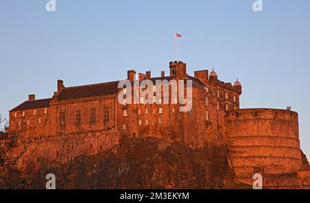 West Edinburgh, Écosse, Royaume-Uni.15th décembre 2022. Château d'Édimbourg illuminé par la lumière de l'aube au lever du soleil. Température aujourd'hui -2 degrés centigrades avec la neige prévu dans les premières heures de demain. Credit: ArchWhite/alamy Live news. Banque D'Images