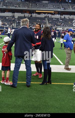 Houston Texans en arrière Daméon Pierce (31) discute avec le président et chef de la direction de Houston Texans, Cal McNair, et sa famille, avant la NFL Foo Banque D'Images